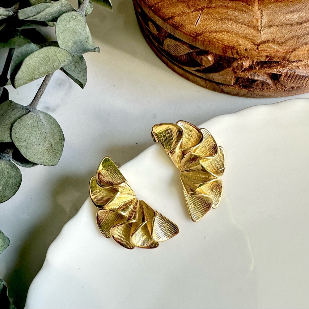 2/$30🌵 Gold Tone Ruffled Earrings Crescent Stud Bohemian Minimalist Jewelry NEW